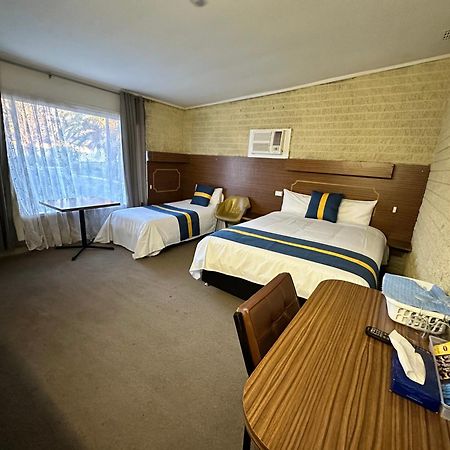 The Shamrock Hotel Balranald Bagian luar foto