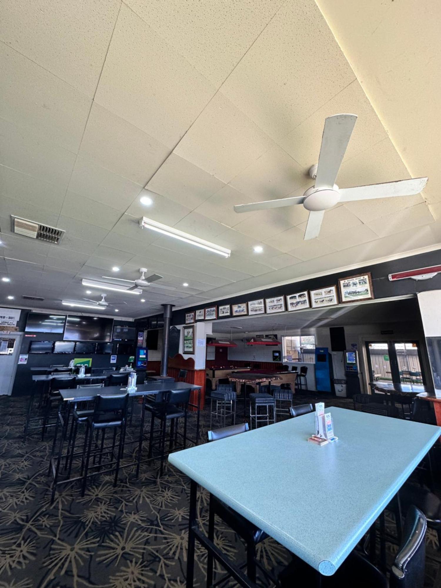 The Shamrock Hotel Balranald Bagian luar foto