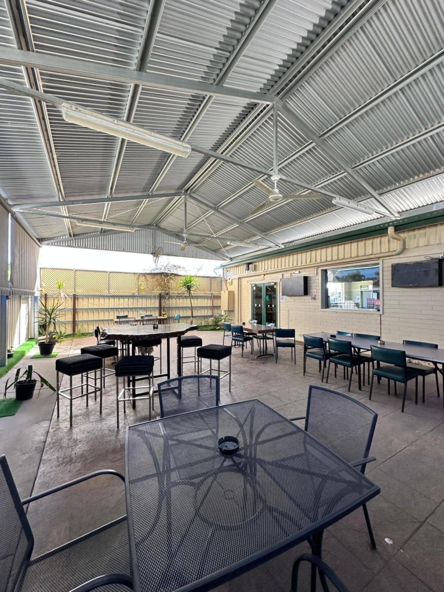 The Shamrock Hotel Balranald Bagian luar foto
