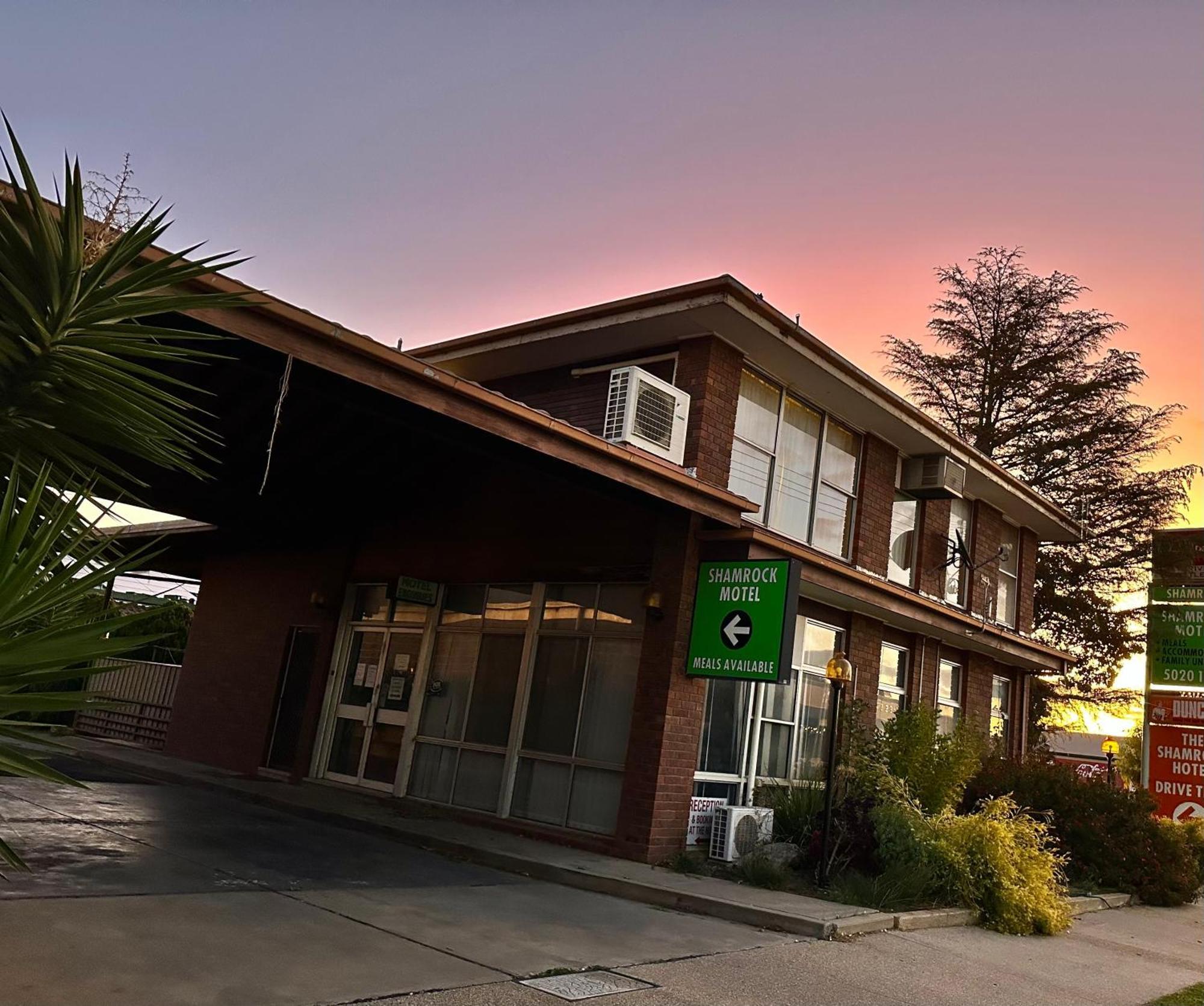 The Shamrock Hotel Balranald Bagian luar foto