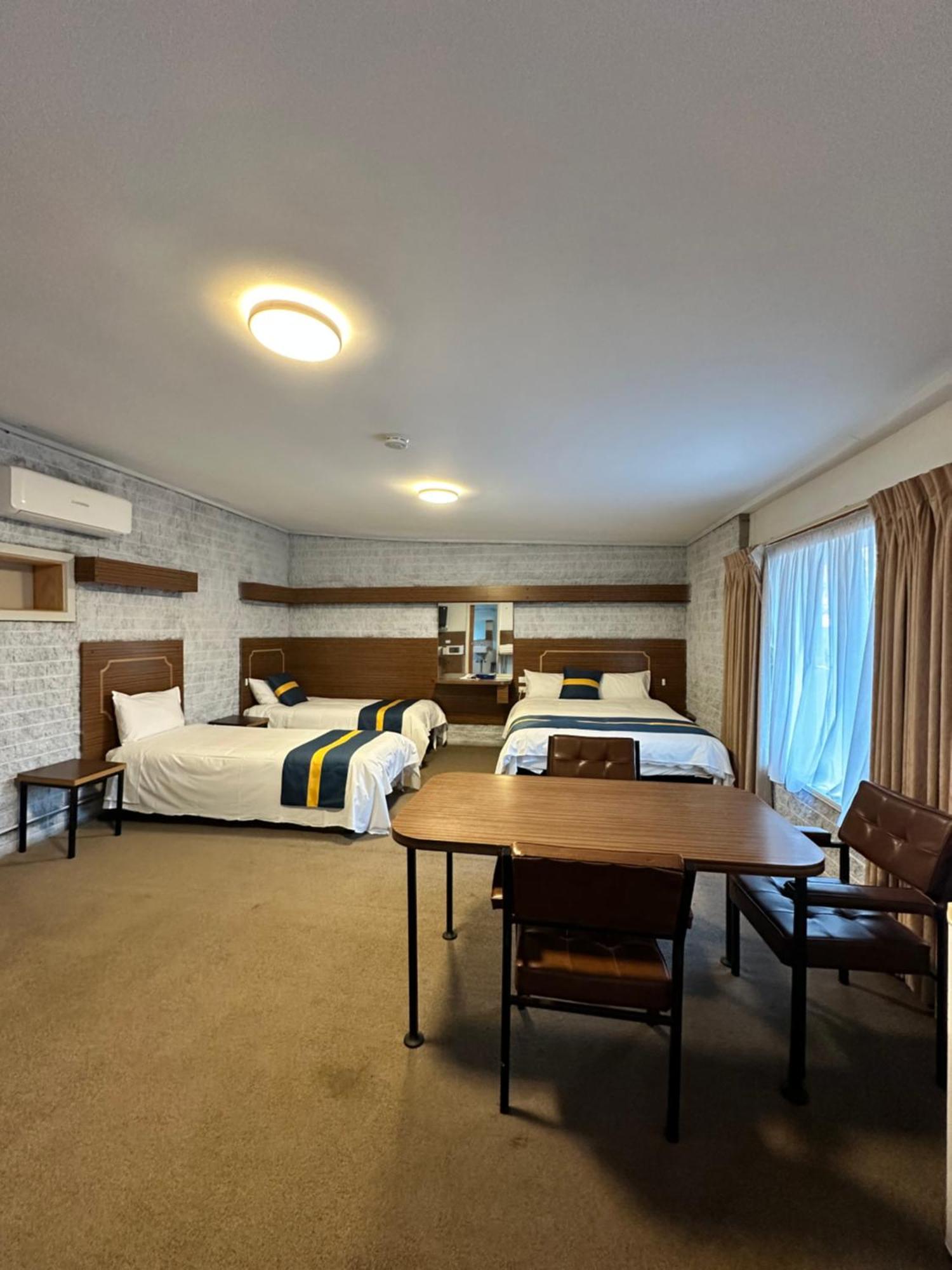 The Shamrock Hotel Balranald Bagian luar foto