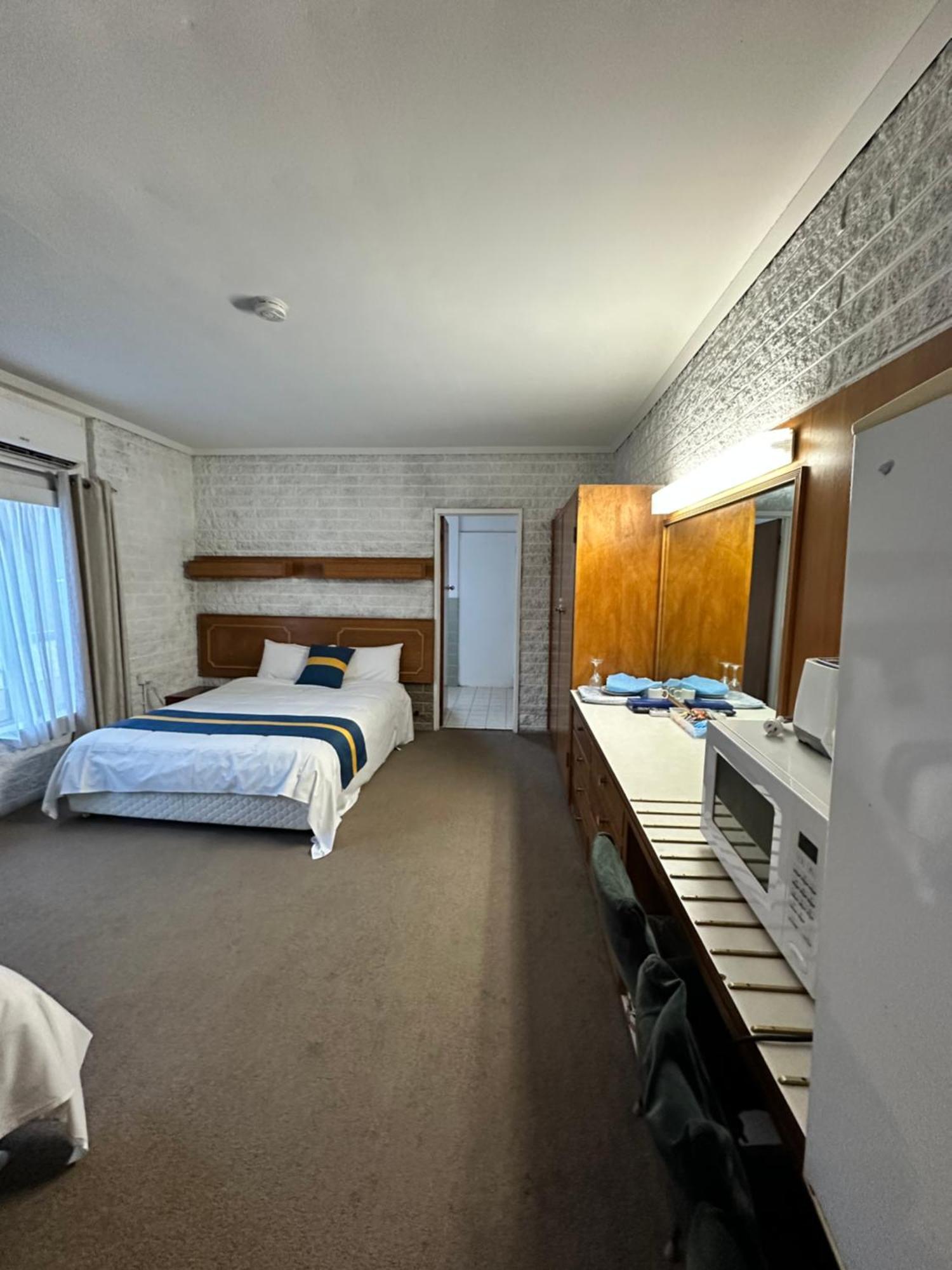 The Shamrock Hotel Balranald Bagian luar foto