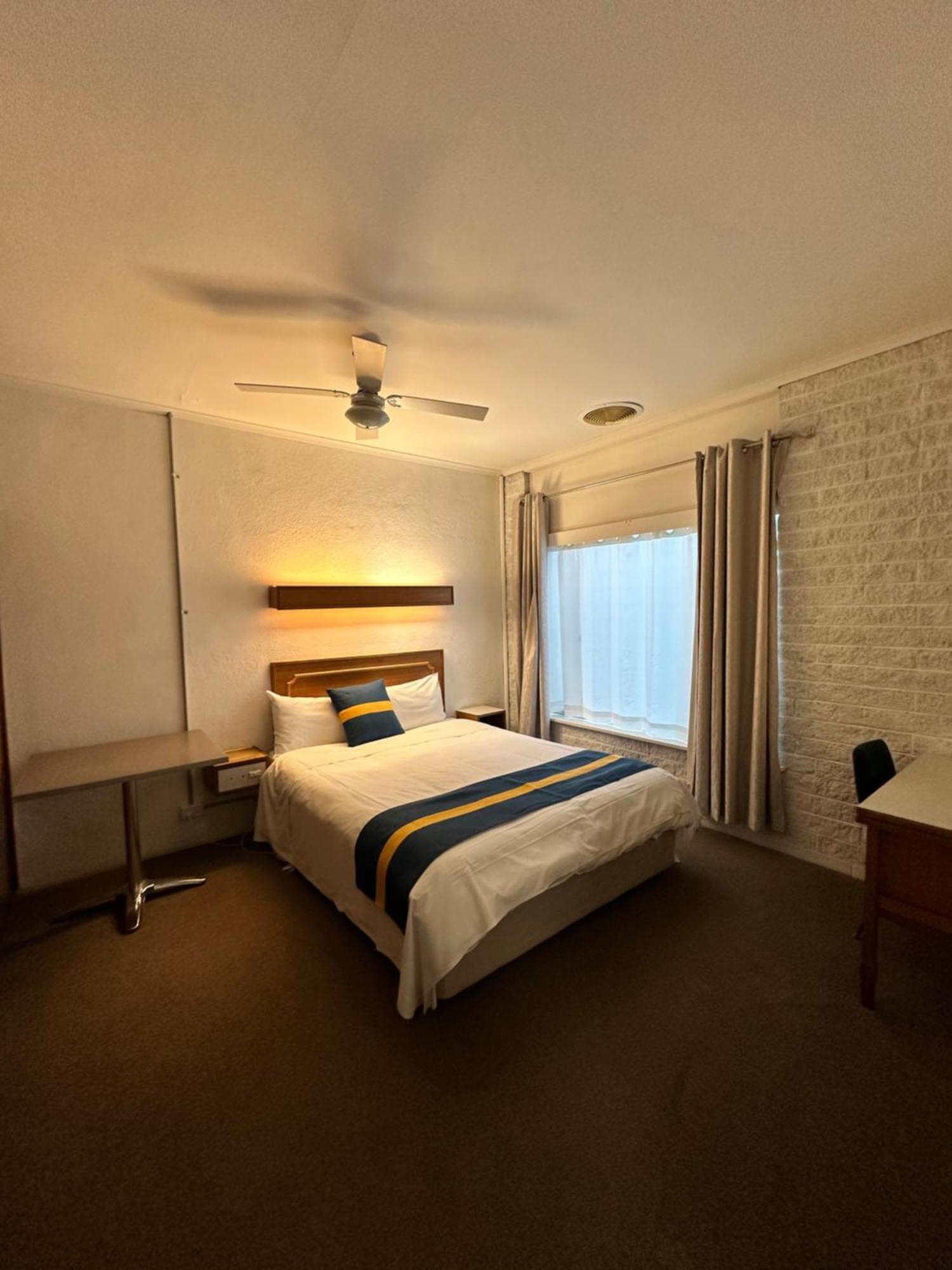 The Shamrock Hotel Balranald Bagian luar foto