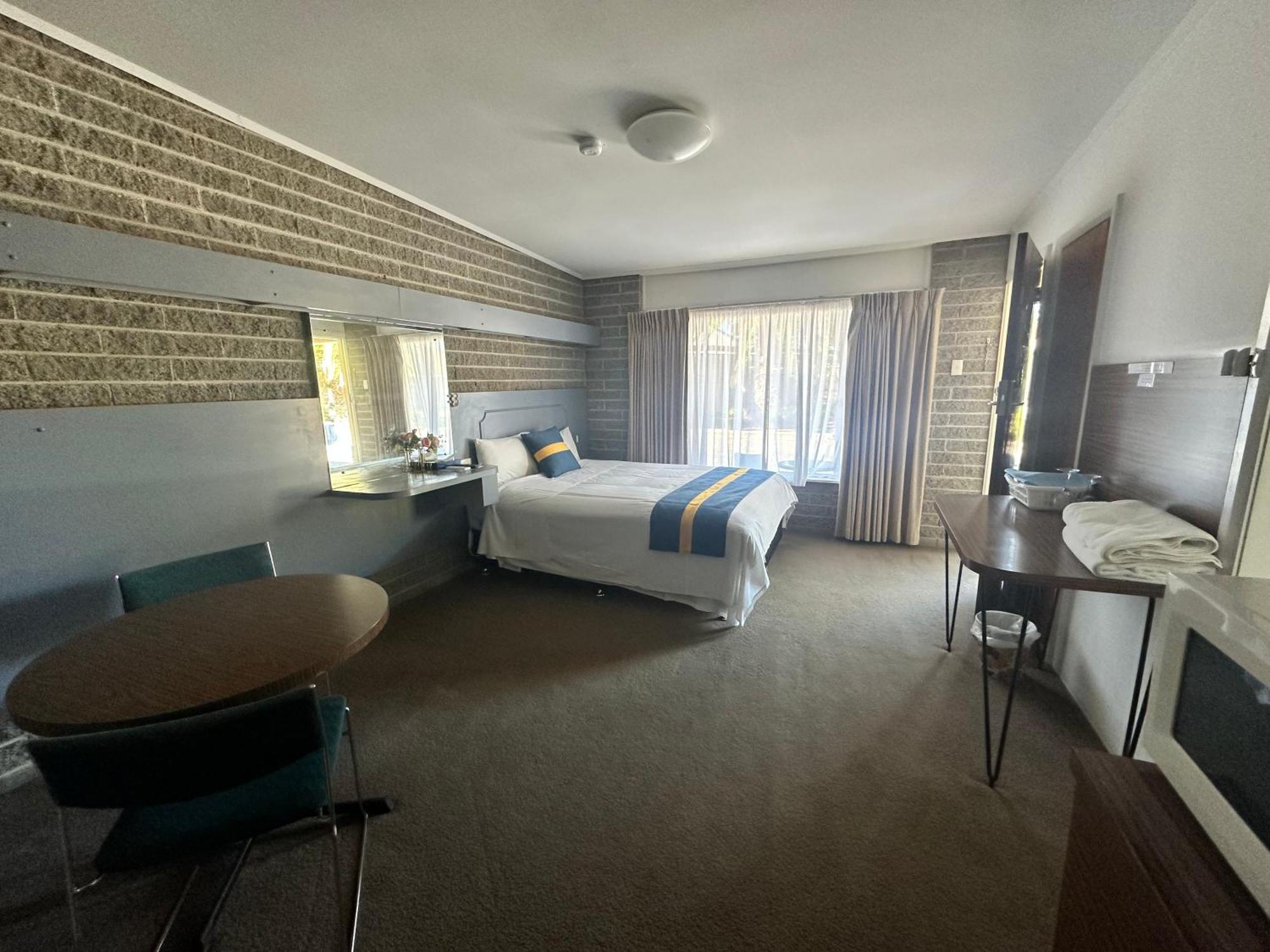 The Shamrock Hotel Balranald Bagian luar foto