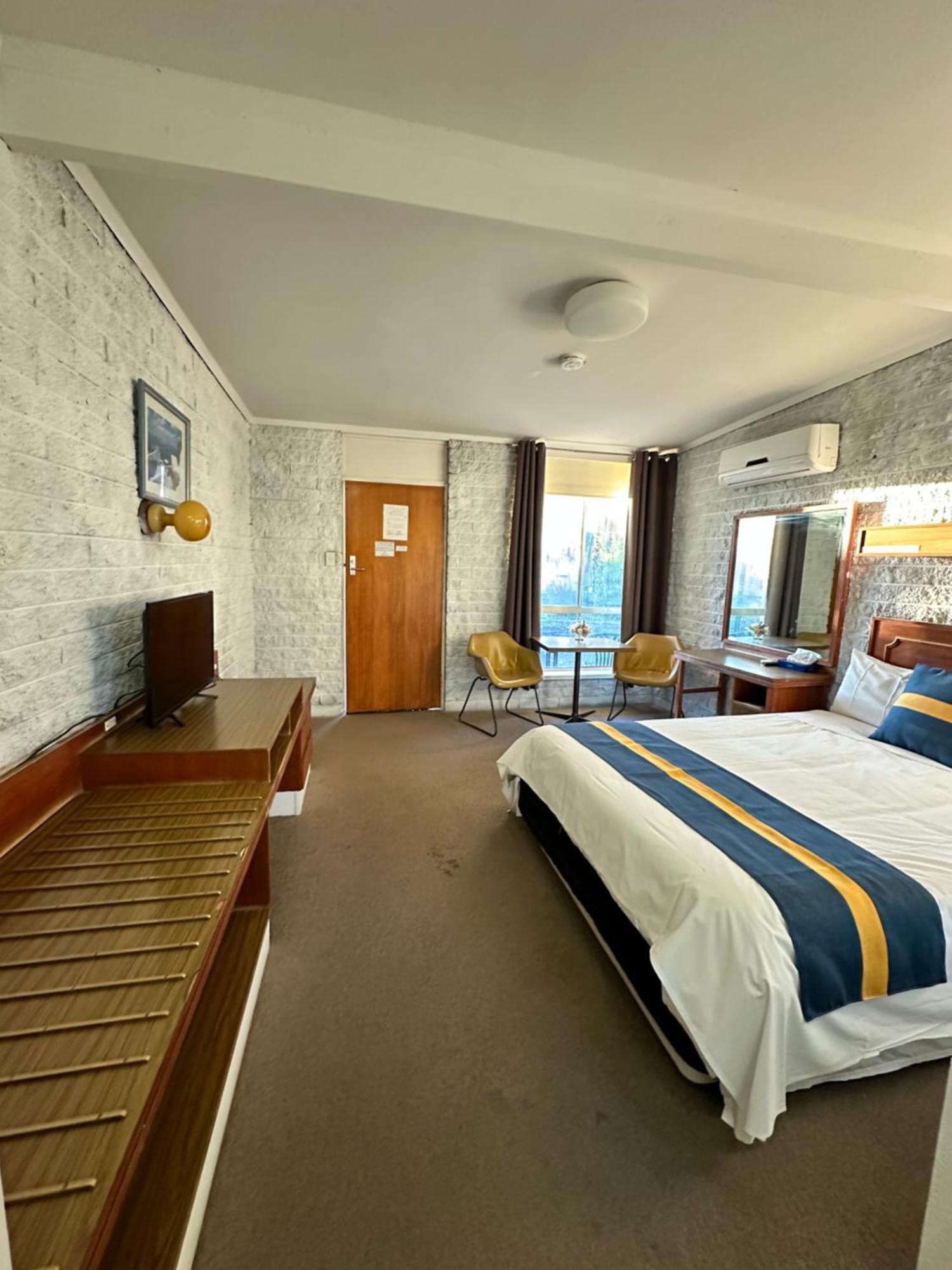 The Shamrock Hotel Balranald Bagian luar foto