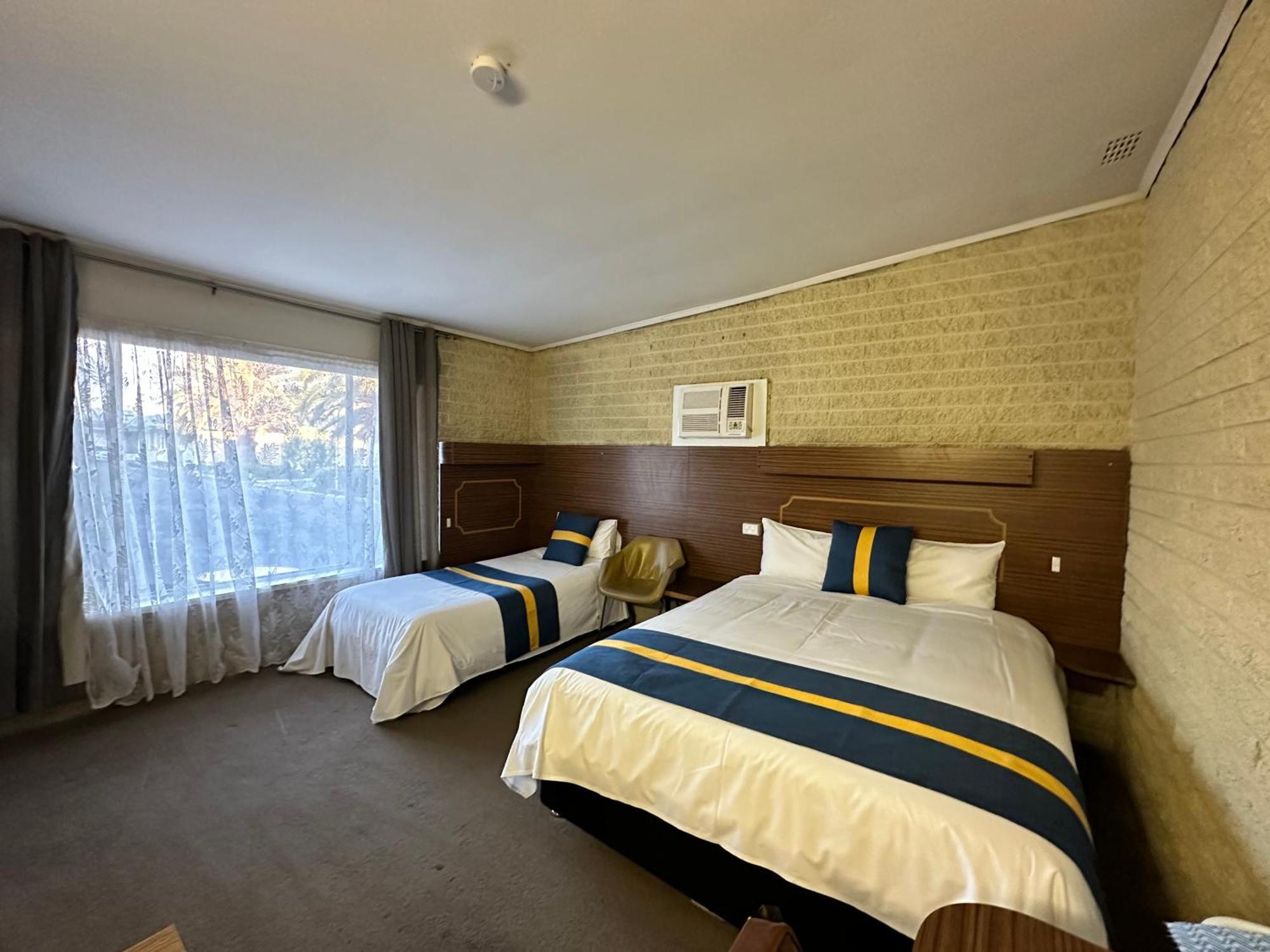 The Shamrock Hotel Balranald Bagian luar foto