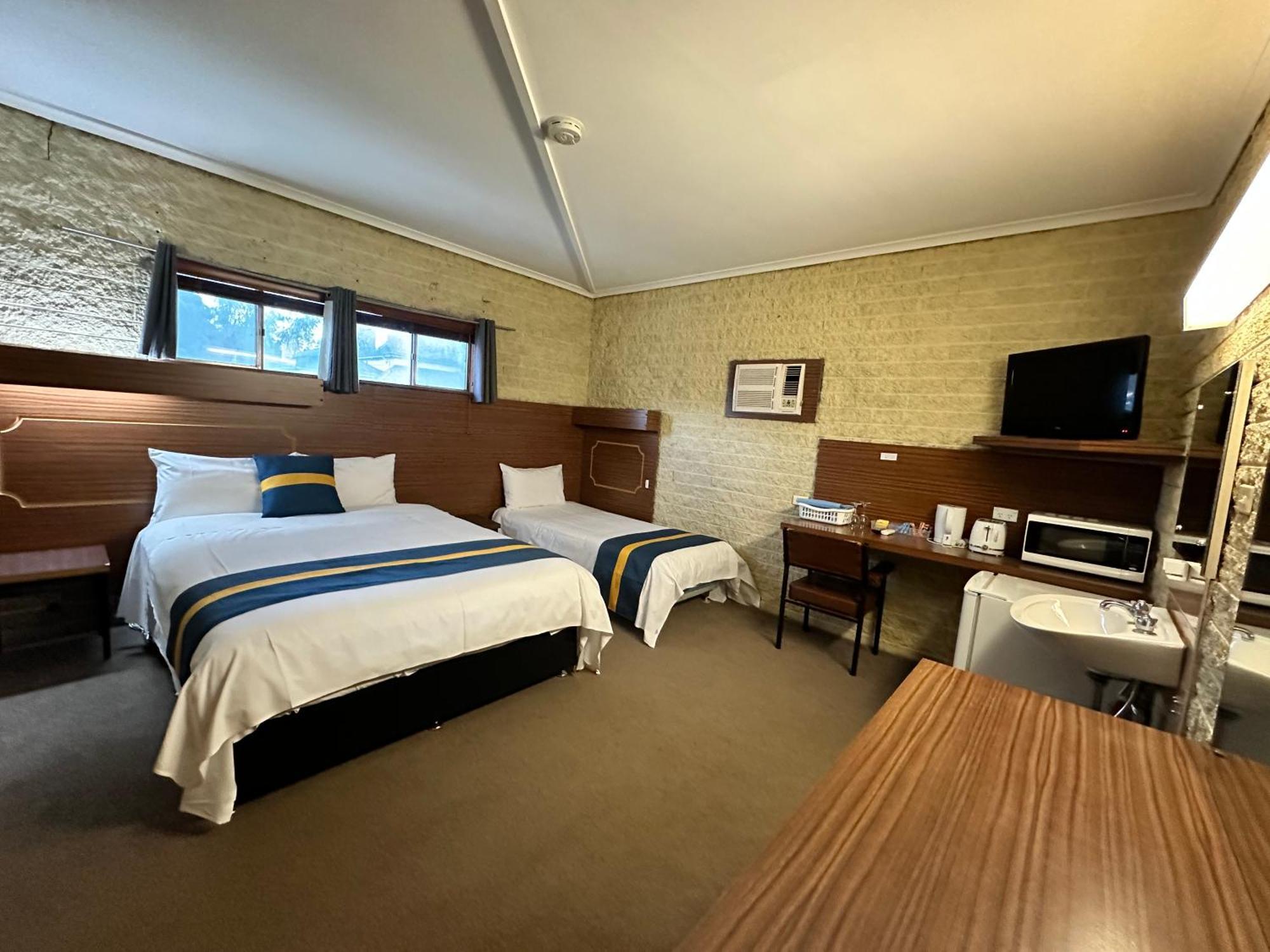 The Shamrock Hotel Balranald Bagian luar foto